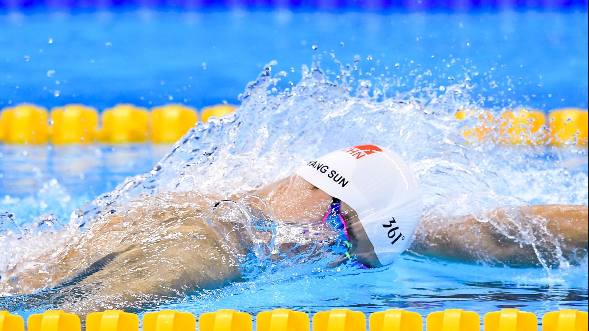 仰泳新秀突尼斯表现超出预期，星期六和百丽